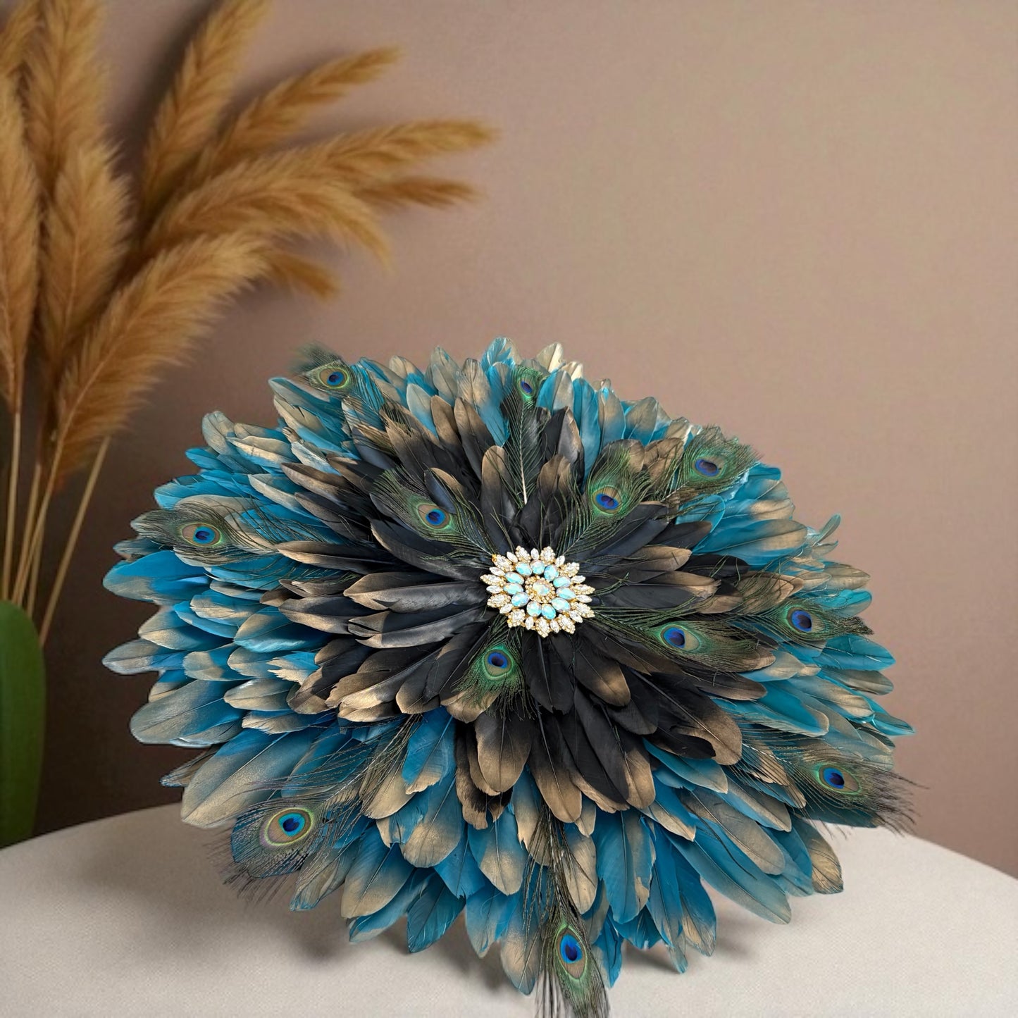 JujuHat « Élégance Paon » - Déco murale bohème chic en plumes naturelles et strass scintillants