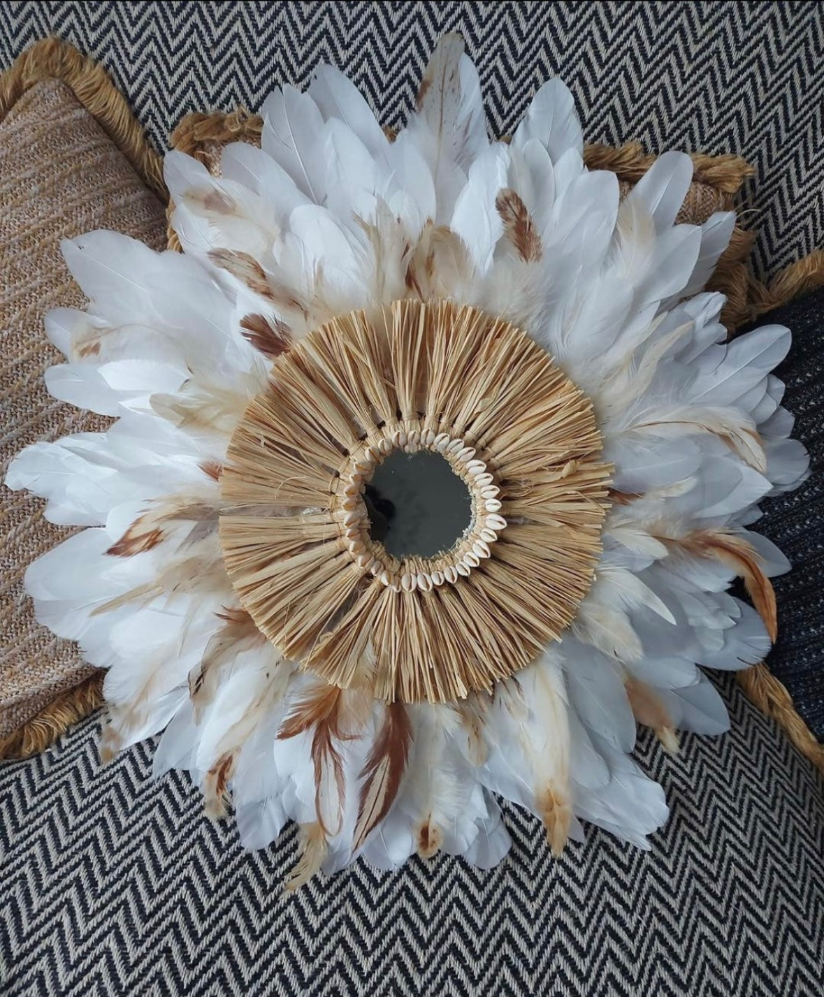 Jujuhat « BORA-BORA » en plumes blanches avec miroir et cauris – Décoration murale bohème chic artisanale en raphia